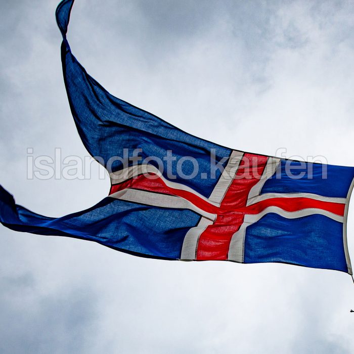 Flagge Islands weht im Wind