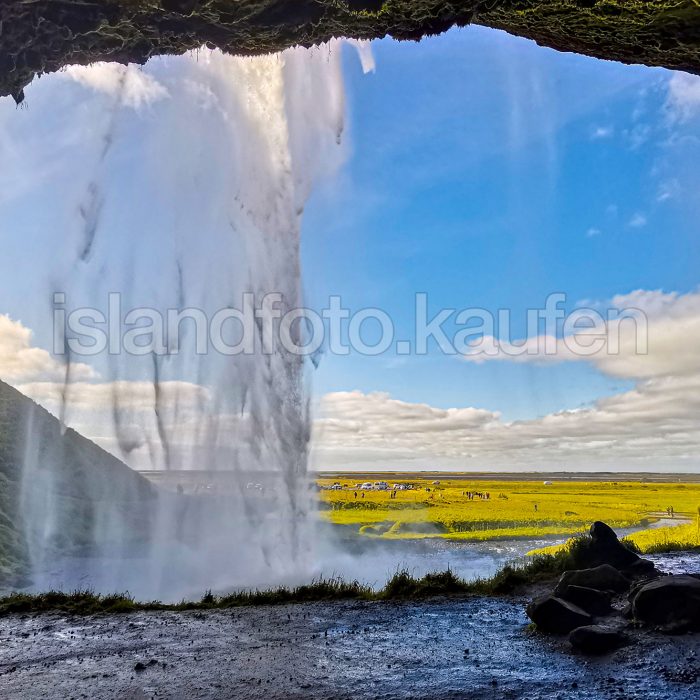 Blick von hinter einem Wasserfall