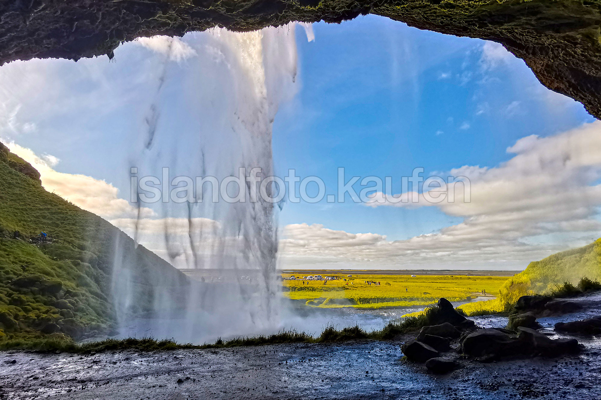 Blick von hinter einem Wasserfall
