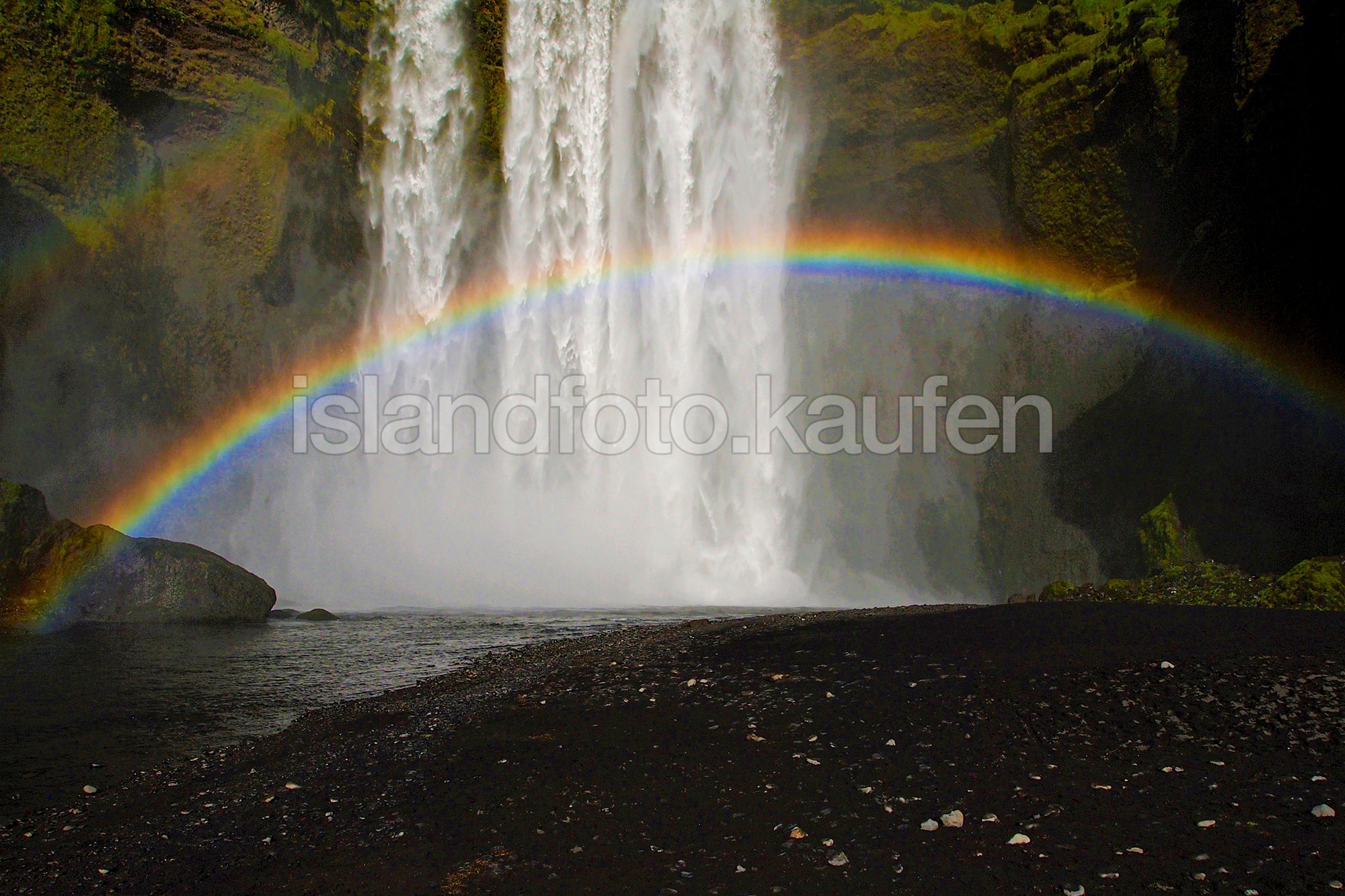 Regenbogen vor einem Wasserfall